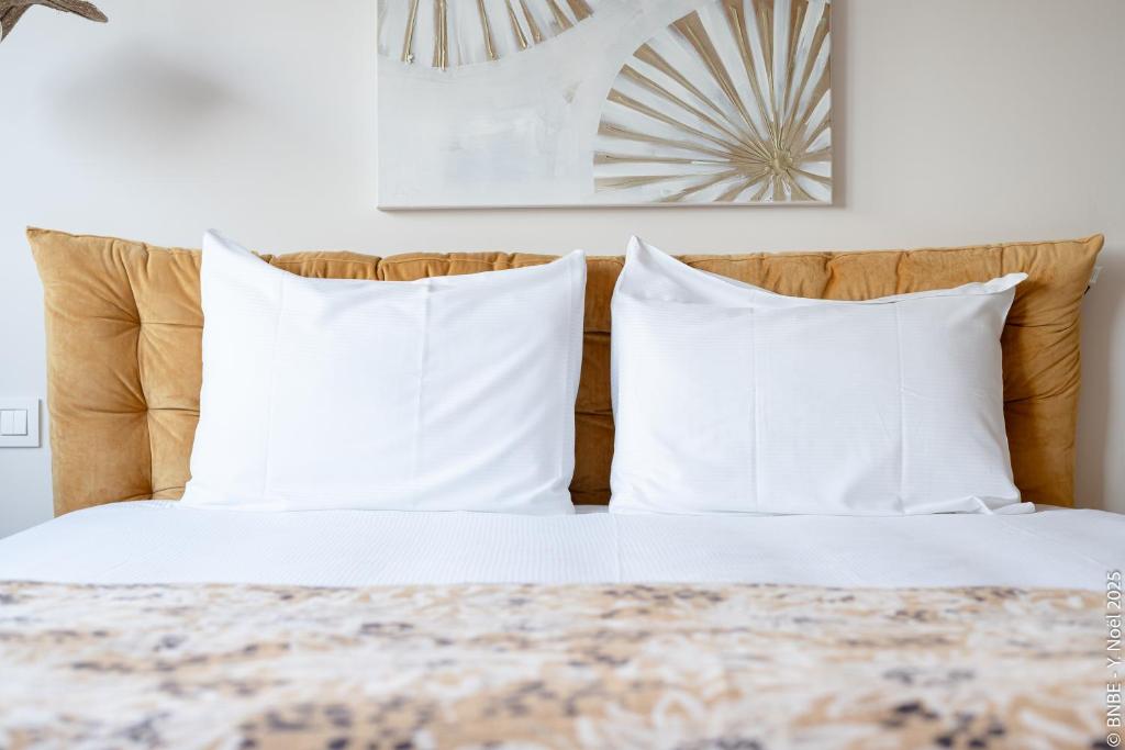 Postel nebo postele na pokoji v ubytování Sous la Houlette, Suites, Piscine intérieure et Sauna