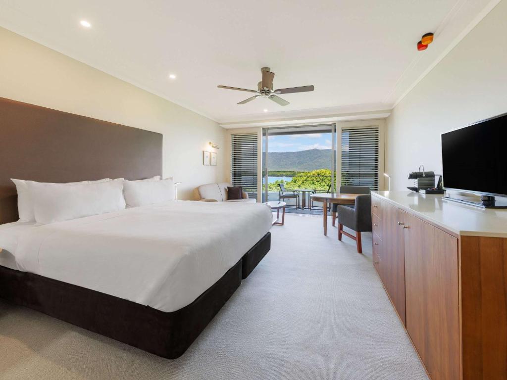 Postel nebo postele na pokoji v ubytování Pullman Reef Hotel Casino