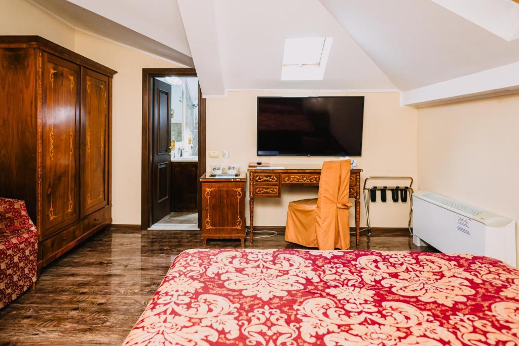 TV a/nebo společenská místnost v ubytování Vigo Hotel