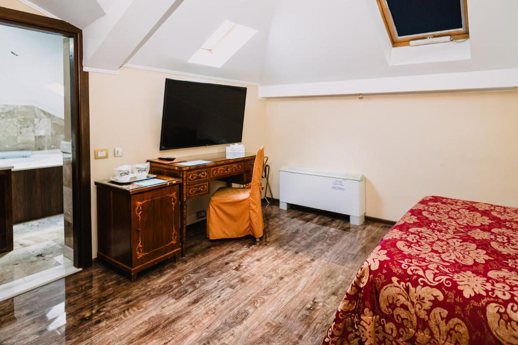 TV a/nebo společenská místnost v ubytování Vigo Hotel