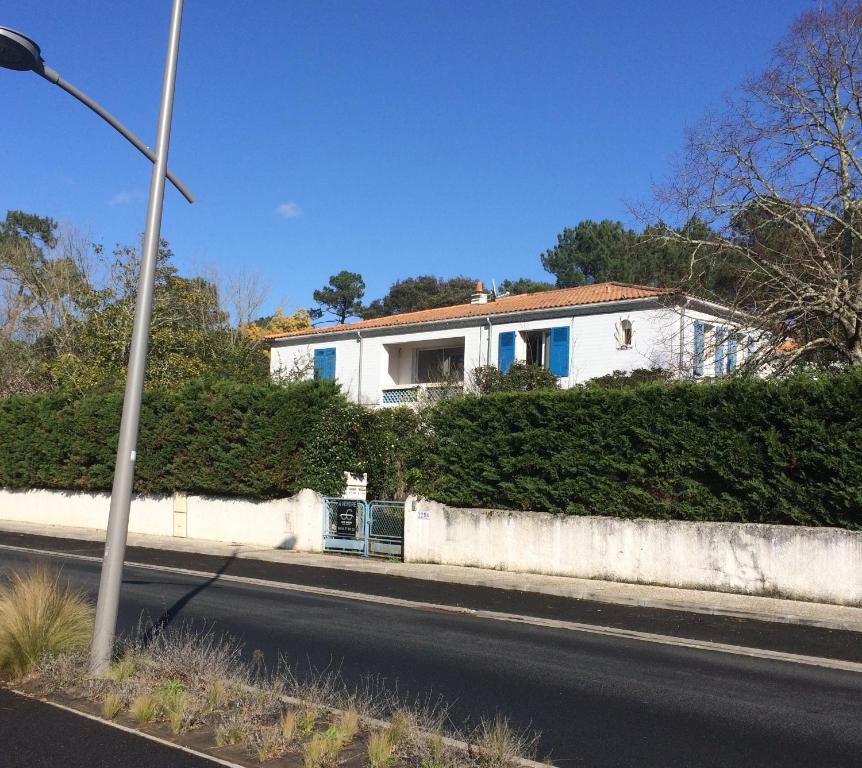 a white house on the side of a street at Appartement Pyla Les Cèdres in Pyla-sur-Mer