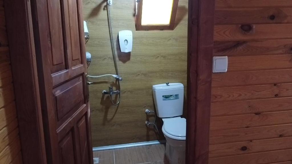 a bathroom with a toilet and a shower at Yuvarlakçay pınar Otel in Köyceğiz