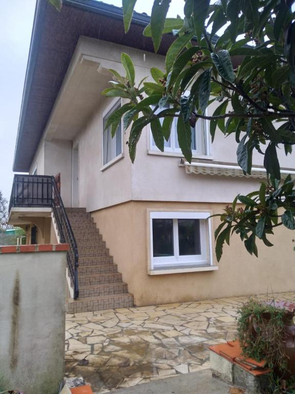 une maison avec des escaliers menant à une fenêtre dans l'établissement La Bastide, à Labastide-Saint-Pierre