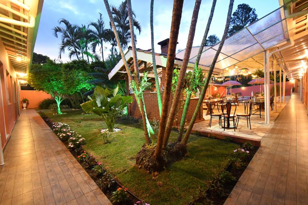 een binnenplaats met een tafel en stoelen in een gebouw bij Pousada Casa Doce Vida in Águas de Lindóia