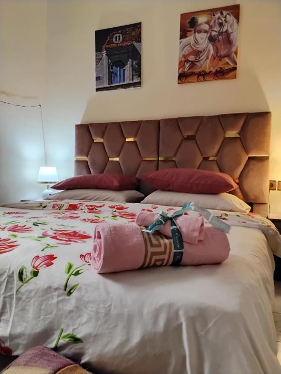 Postel nebo postele na pokoji v ubytování Riad Ramona lQariya seyaheya