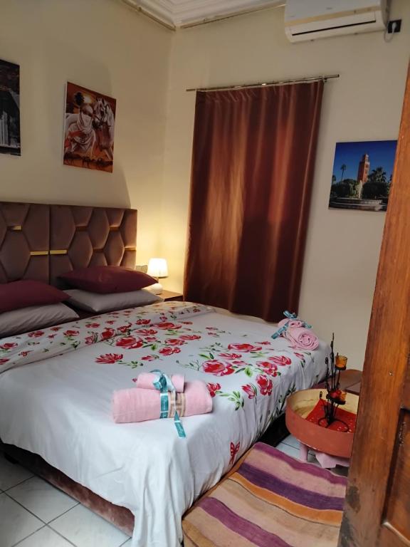 Postel nebo postele na pokoji v ubytování Riad Ramona lQariya seyaheya
