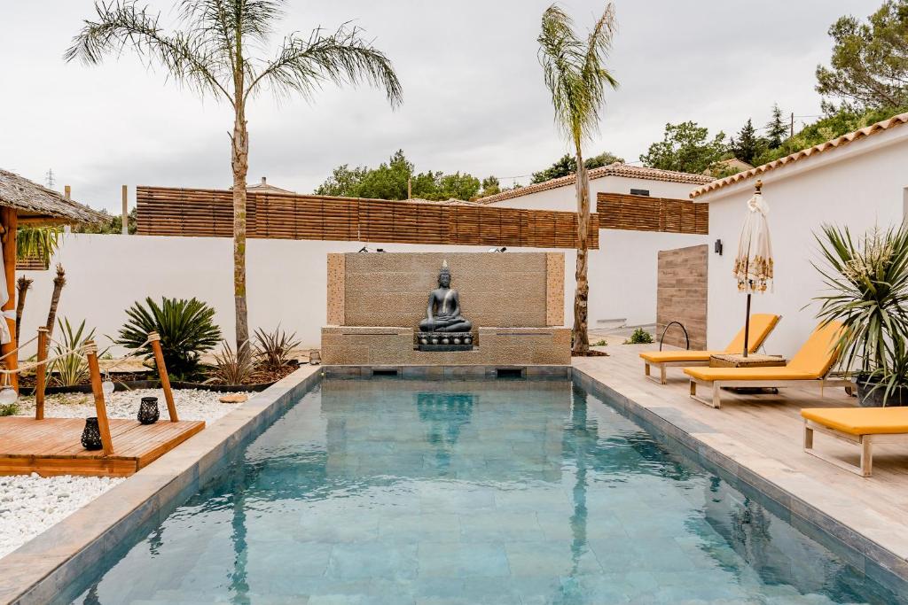 - une piscine avec une fontaine dans l'arrière-cour d'une maison dans l'établissement Koh Samui, à Peypin