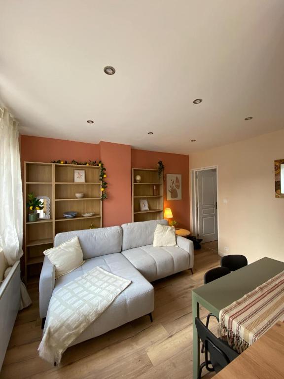 un salon avec un canapé et une table dans l'établissement Douce Escale en Plein Centre - Avec Parking privé, à Boulogne-sur-Mer