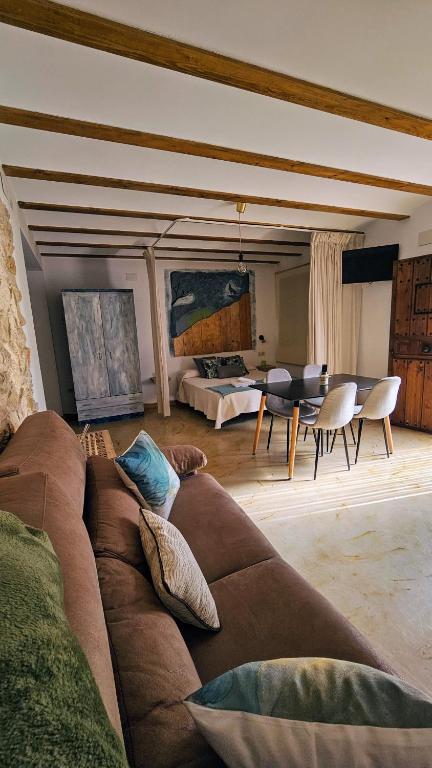 a living room with a couch and a table at La Tina, la pariera in Santiago de la Espada