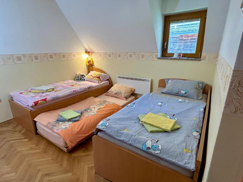 Postel nebo postele na pokoji v ubytování Apartment Crystal Rose