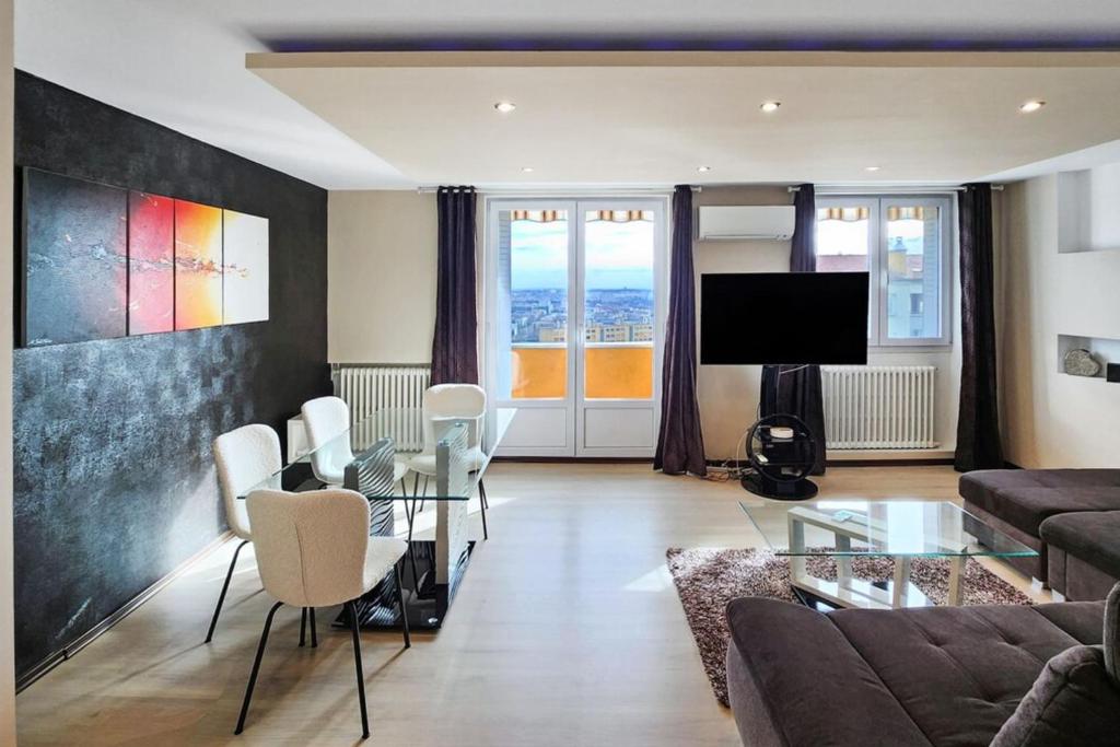 un salon avec un canapé et une table dans l'établissement Mulatière View, à La Mulatière