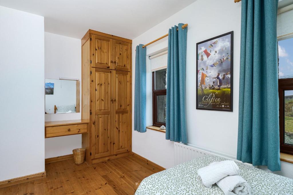 Postel nebo postele na pokoji v ubytování Cottage 118 - Cleggan