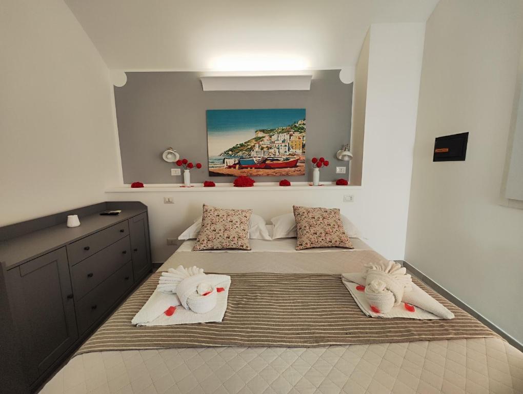 sypialnia z 2 łóżkami i obrazem na ścianie w obiekcie Casa dei Gemelli w mieście Minori
