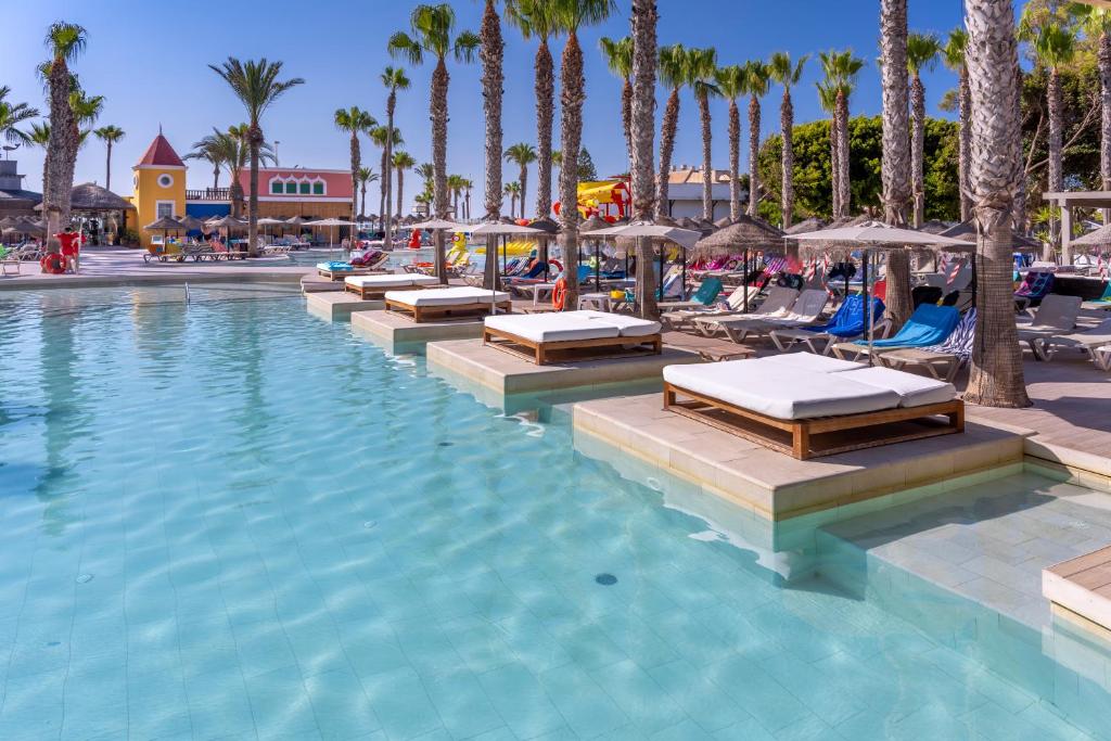 Bazén v ubytování Mediterraneo Bay Hotel & Resort nebo v jeho okolí