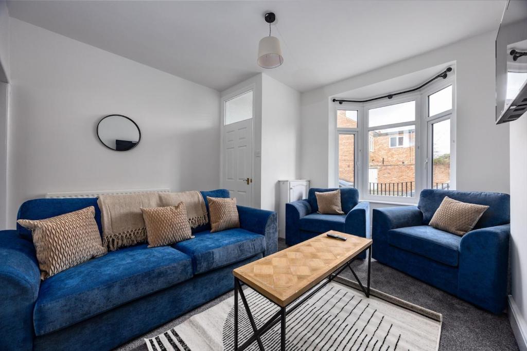 Posezení v ubytování Modern & Cozy 2BR Stay in Darlington
