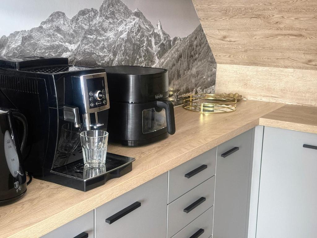 una macchina per il caffè appoggiata su un bancone di Domek za rzeką a Zawoja