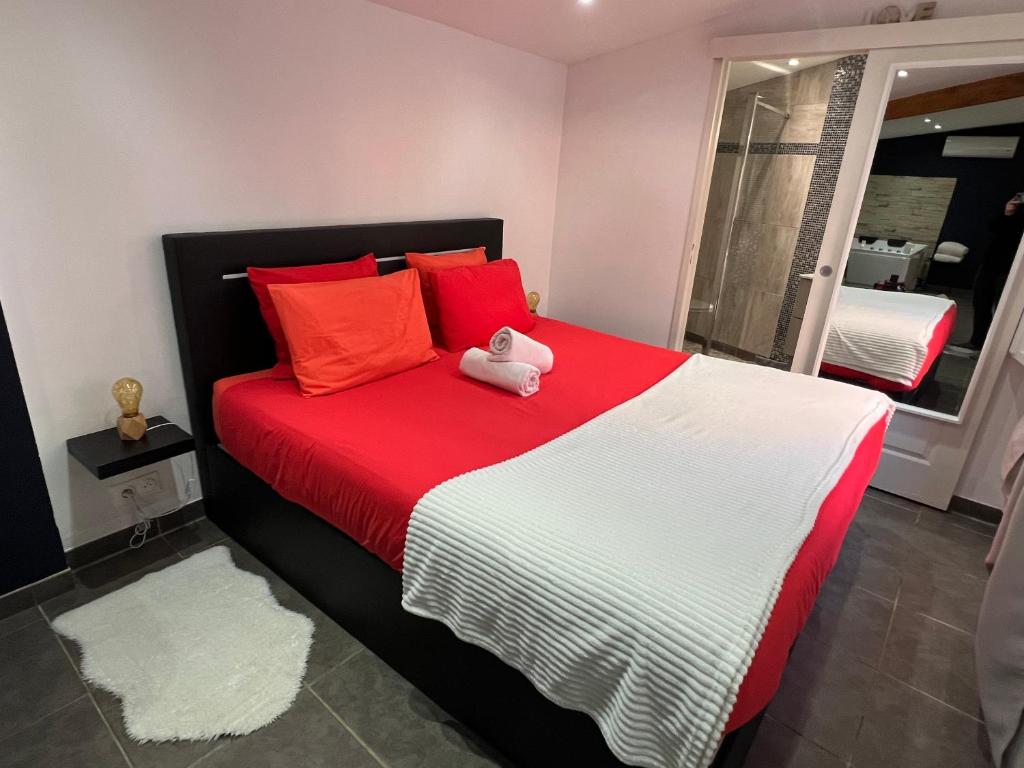 a bedroom with a bed with a stuffed animal on it at LeStudio83210 Loveroom jacuzzi balneo petit déjeuner inclus meublé de tourisme 3 étoiles in Belgentier