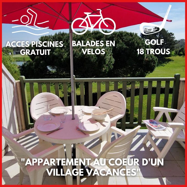 une table et des chaises avec un parasol sur une terrasse dans l'établissement 