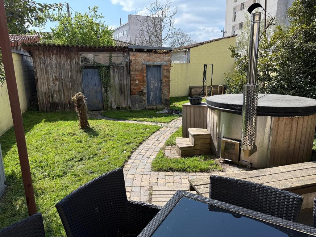 a backyard with a hot tub in the yard at Du calme en pleine ville Jacuzzi in Bordeaux