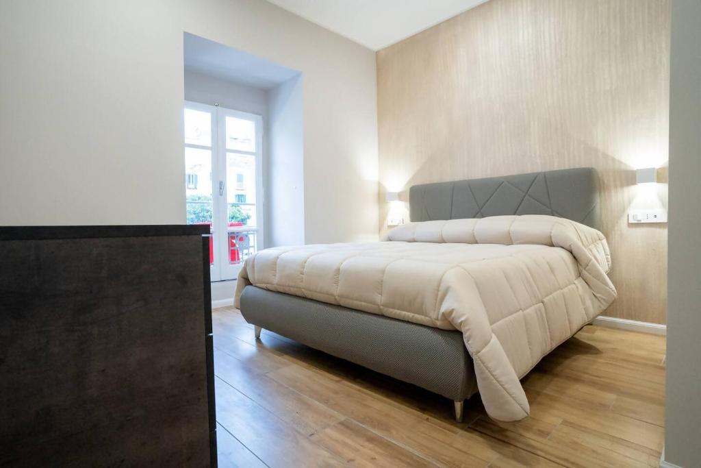 una camera da letto con un letto e una cassettiera di Blue Dream Suites a Salerno