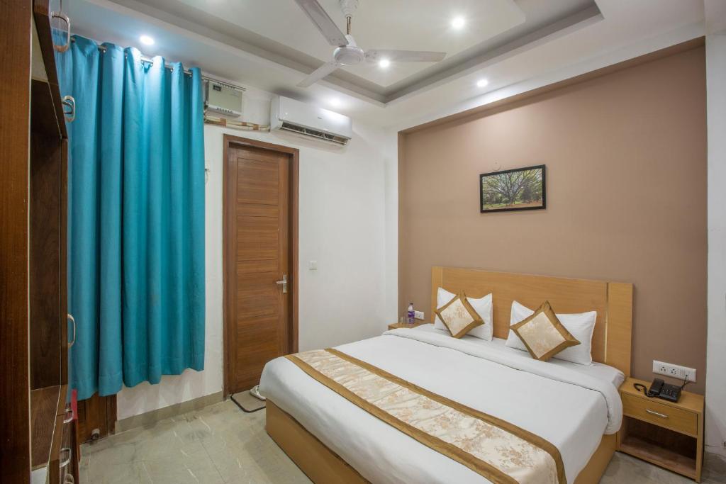 Postel nebo postele na pokoji v ubytování Hotel Lemonwood Suites - Noida Sector 104