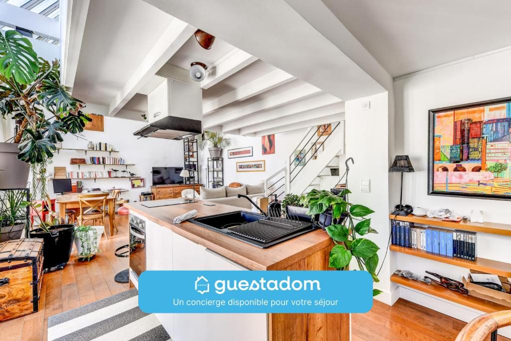 une cuisine avec un évier et un plan de travail dans l'établissement Le Montparnasse - Wifi - Climatisation, à Paris