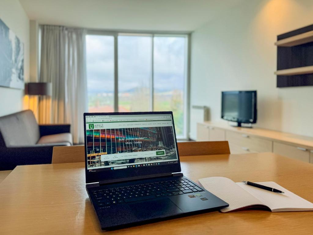 Televízia a/alebo spoločenská miestnosť v ubytovaní Hotel Jardines de Uleta Suites