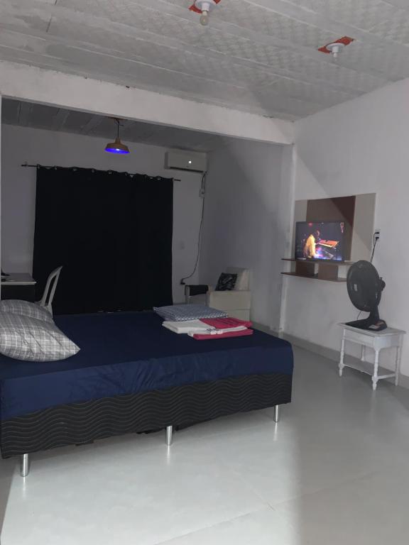 Μια τηλεόραση ή/και κέντρο ψυχαγωγίας στο Casa ao lado da rodoviária com ar condicionado