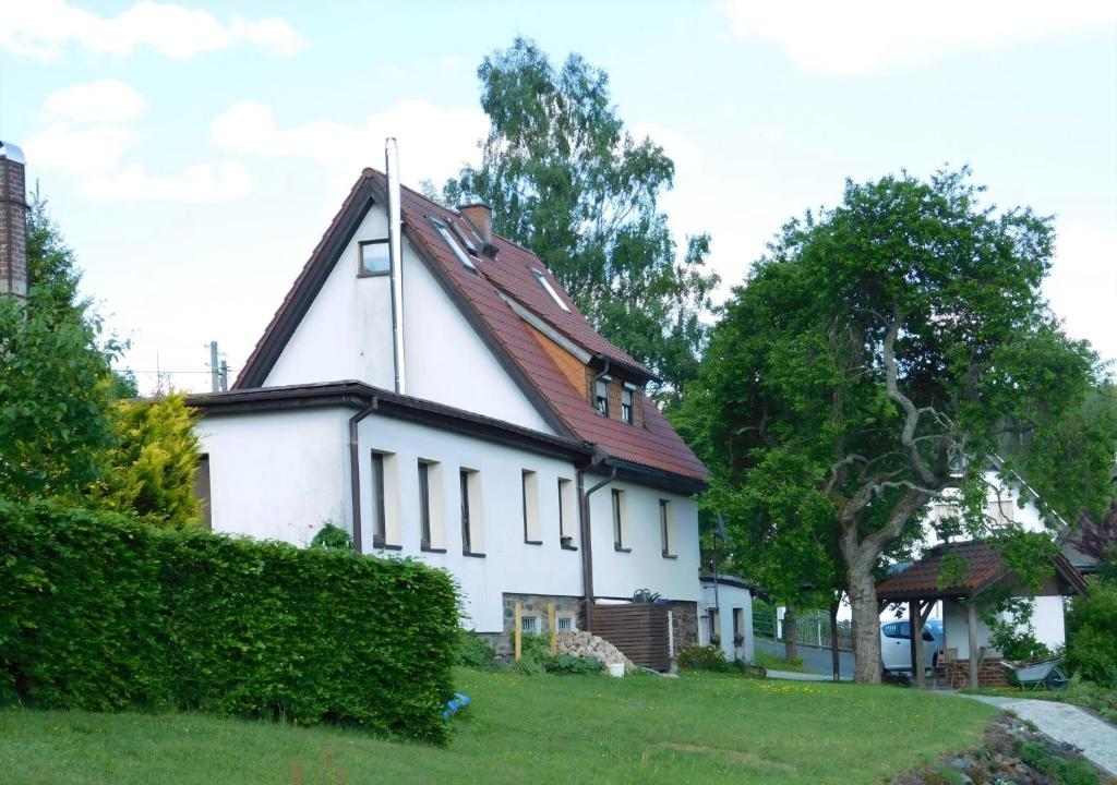 a white house with a red roof at Auf Der Sonnenseite in Zwota