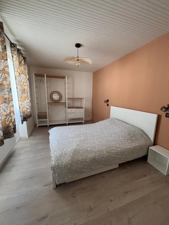 ラ・ロッシュ・シュル・ヨンにあるMaison Centre villeのベッドルーム1室(ベッド1台、テーブル付)