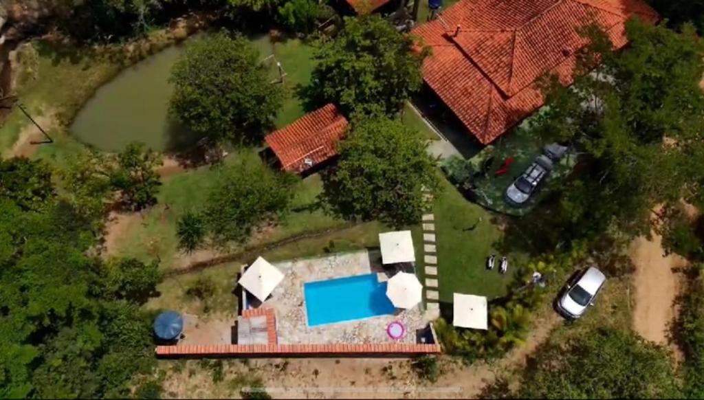 an overhead view of a house with a swimming pool at Estância dos Lagos in Cláudio