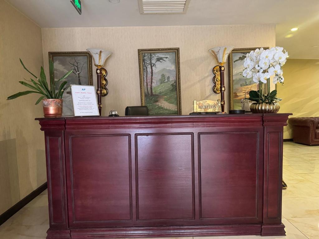 een houten kast met bloemen erop bij Hotel-Apartment NMP in Tbilisi City