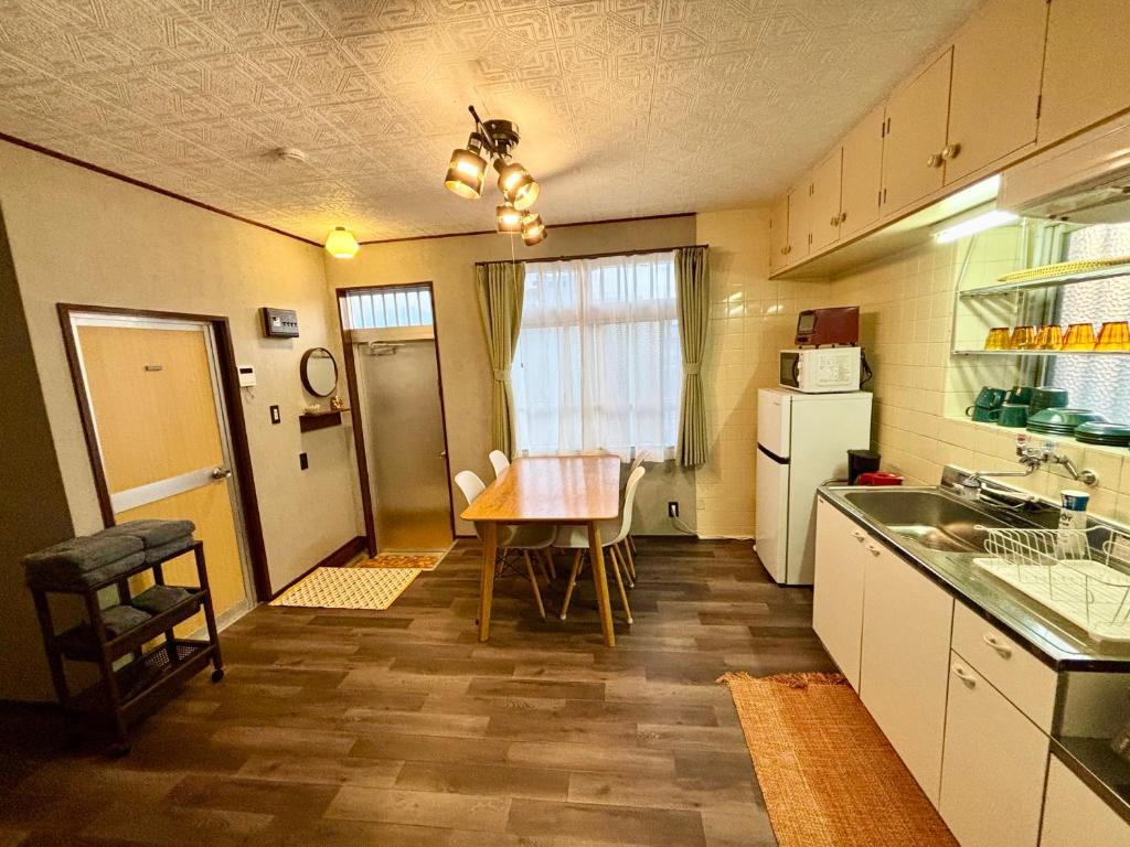Ohaco Hostel Ishigakiにあるキッチンまたは簡易キッチン