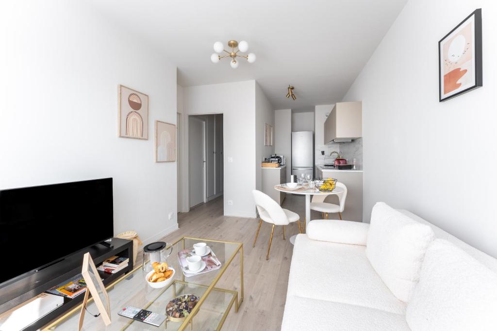 un salon avec un canapé blanc et une table dans l'établissement Asirem - Pied de métro dans le 7ème, à Lyon