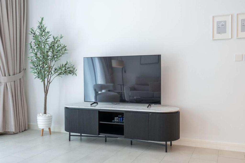 TV a/nebo společenská místnost v ubytování Situated On the Famous JBR With Direct Beach Access