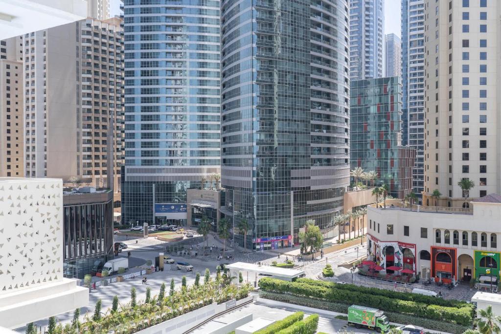 Nespecifikovaný výhled na destinaci Dubaj nebo výhled na město při pohledu z apartmánu