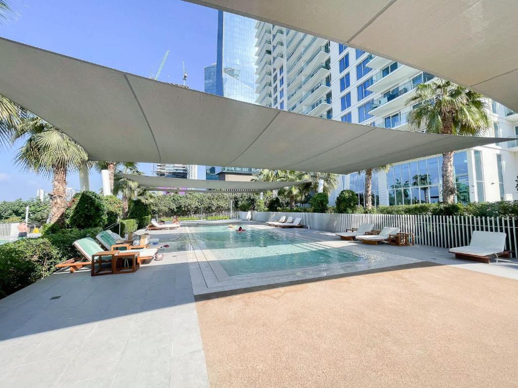 Bazén v ubytování Situated On the Famous JBR With Direct Beach Access nebo v jeho okolí