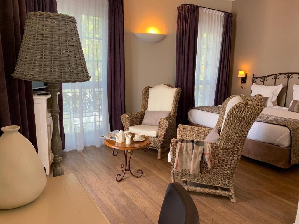Postel nebo postele na pokoji v ubytování Hôtel de l'Horloge
