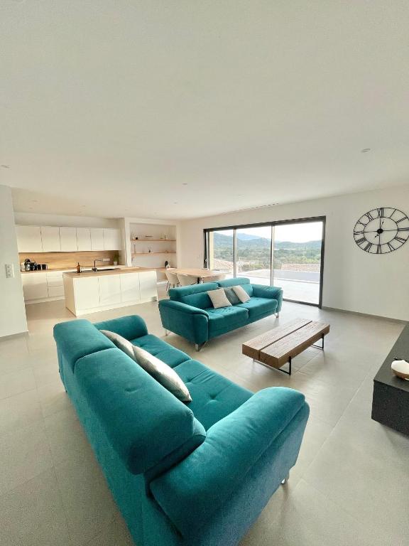 un salon avec deux canapés bleus et une table dans l'établissement Villa vue montagne - 8 pers, à Sotta