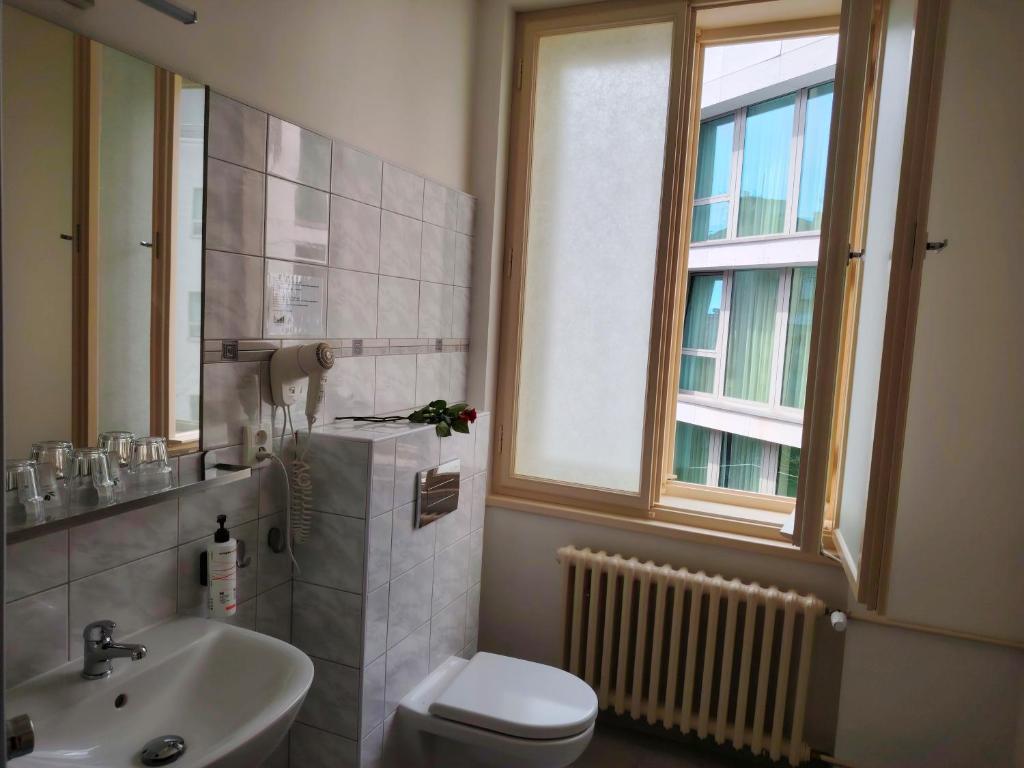 Koupelna v ubytování Hotel Legie
