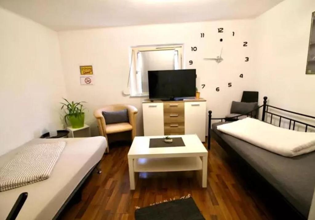 TV a/nebo společenská místnost v ubytování Pension Decker