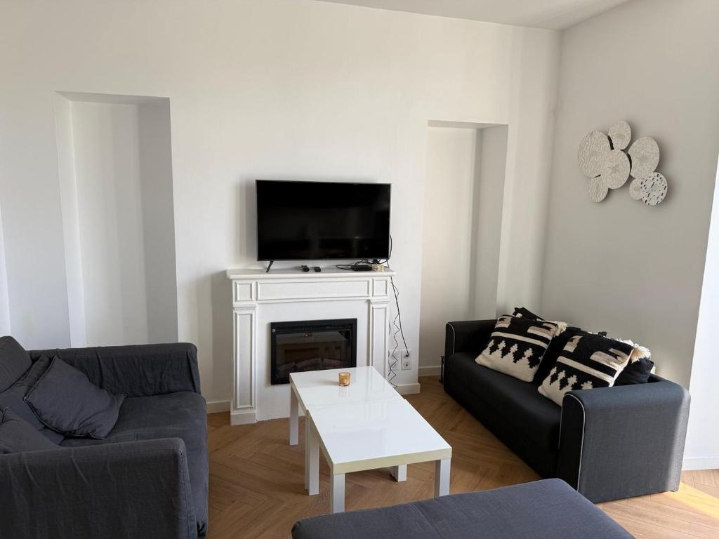 un salon avec deux canapés et une cheminée dans l'établissement L'elegante - Proche centre, à Saint-Brieuc