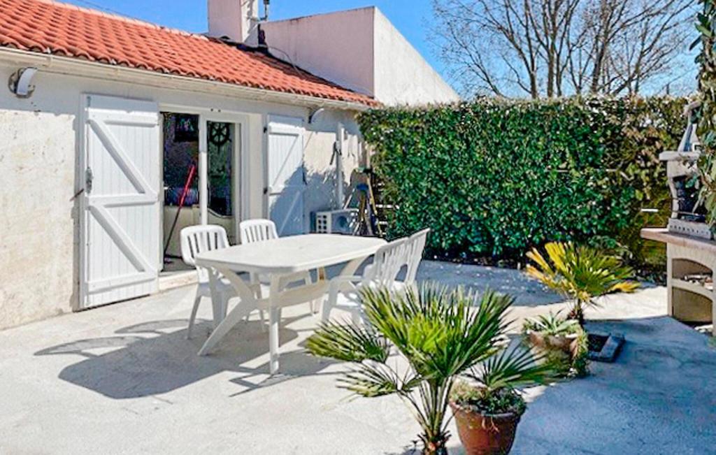 Patio nebo venkovní prostory v ubytování Gorgeous Home In Notre-Dame-De-Monts