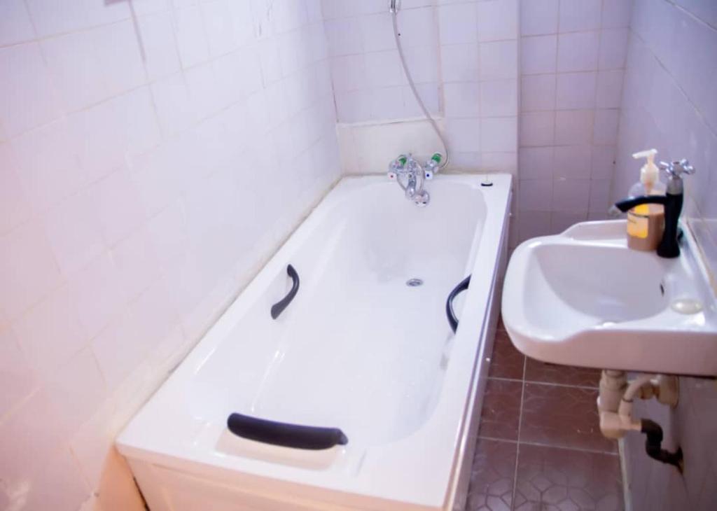 Koupelna v ubytování Tasteful Ikeja 2bed rooms luxury Apartment On Allen Aveneue ,Ogundana ,3Min to the Airport ,24hours Power