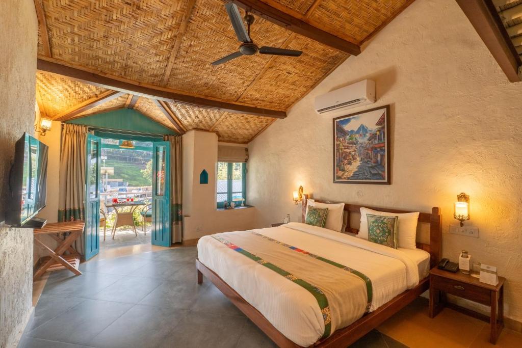 Postel nebo postele na pokoji v ubytování Tree of Life Birdsong Chalets , Dharamshala