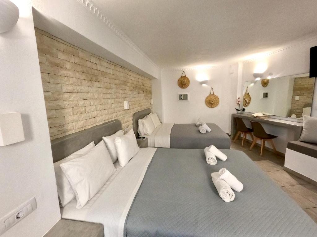 Pokój hotelowy z 2 łóżkami i łazienką w obiekcie Perissa Bay w mieście Perissa
