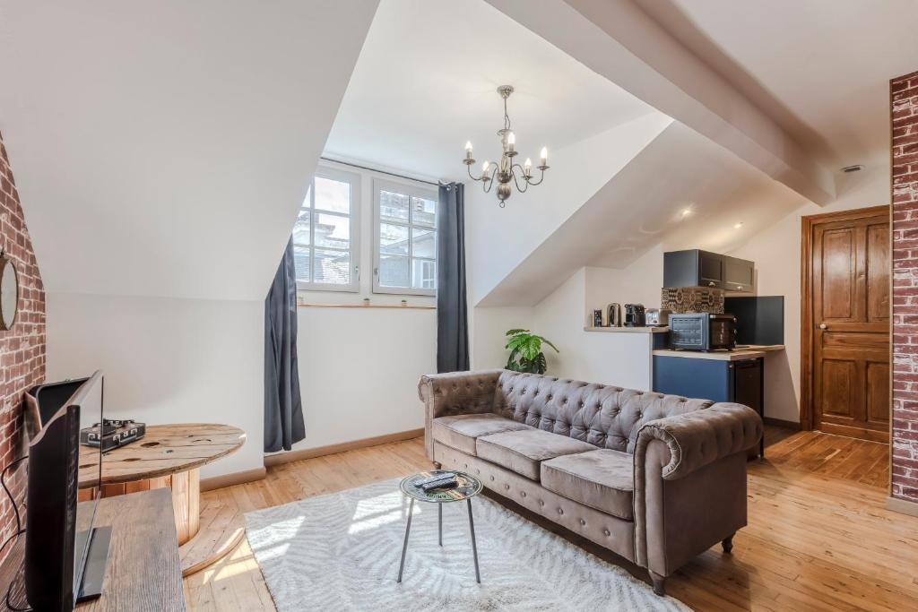 un salon avec un canapé et une table dans l'établissement Bourbon Royal, à Pau