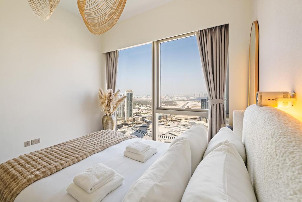 Postel nebo postele na pokoji v ubytování Full Burj and Fountain view Downtown by Bella Elite Homes