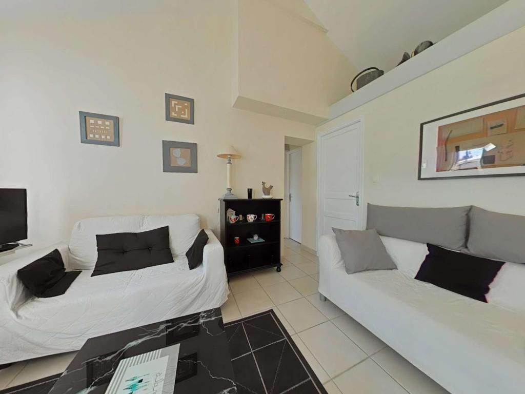 Televízia a/alebo spoločenská miestnosť v ubytovaní Charmante maison à 250m de la plage avec jardin, terrasse ensoleillée et garage à vélo, L'Épine - FR-1-224B-161