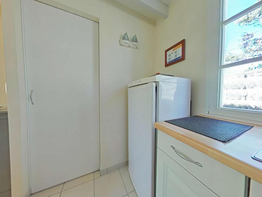 Kuchyňa alebo kuchynka v ubytovaní Charmante maison à 250m de la plage avec jardin, terrasse ensoleillée et garage à vélo, L'Épine - FR-1-224B-161